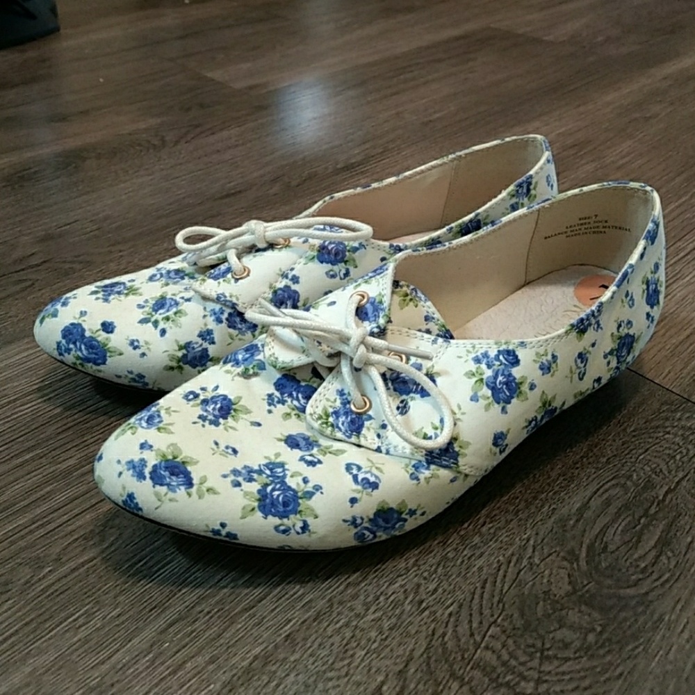 Restricted Floral Patterned Flats